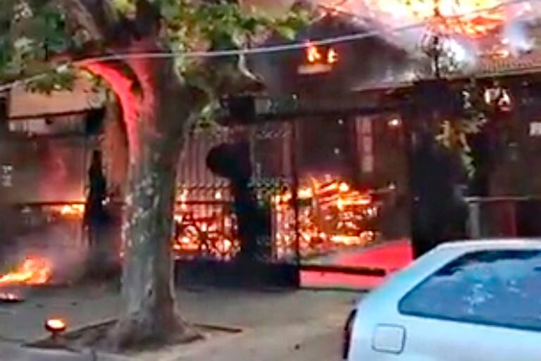 Se incendió un restaurante en Zona Sur y hay varios edificios afectados