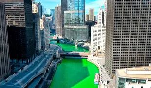 El río Chicago, en la ciudad homónima, se tiñe de verde cada año para celebrar el Día de San Patricio (Crédito: AFP)