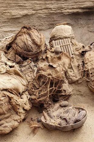 Los ocho fardos de adultos y niños estaban envueltos con delgadas sogas vegetales trenzadas y telas de color marrón, y sepultados en lo que sería la parte de un cementerio prehispánico