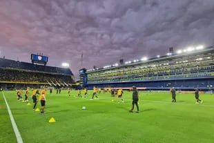Boca Juniors y Always Ready hacen ejercicios de precalentamiento antes del partido por la Copa Libertadores