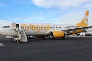 La empresa de aviones de bajo costo retrasó un vuelo de Córdoba a Bariloche, lo que provocó la cancelación de otro vuelo de regreso a Córoba