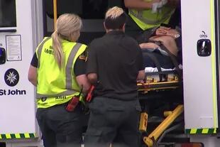 Una captura de imagen de TV Nueva Zelanda tomada el 15 de marzo de 2019 muestra a una víctima que llega a un hospital después del tiroteo en la mezquita en Christchurch.