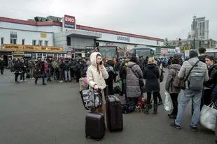 Filas en la terminal de ómnibus de Kiev para abandonar la capital