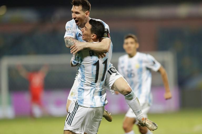 Dos amigos: Messi y Di María se van a reencontrar en París, luego de la vuelta olímpica con la selección y unas vacaciones compartidas (AP Photo/Andre Penner)
