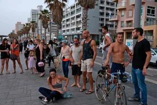 La gente se agrupa en la costanera de Tel Aviv