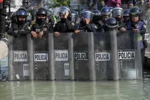 La policía antidisturbios toma posición durante una manifestación contra el asesinato de Bianca Alejandrina Lorenzana Alvarado, quien fue encontrada muerta el pasado 8 de noviembre en Cancún