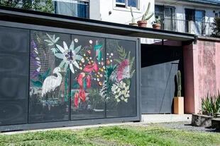 Este atípico mural fue bordado con hilos sintéticos por la artista Mercedes Güiraldes sobre el portón de entrada de la casa y estudio de la paisajista María Fernández Madero. Mide 2,80 x 1,90 y exhibe motivos de la fauna y flora que habitan la reserva natural vecina.