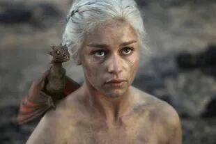 Daenerys junto a uno de sus dragones