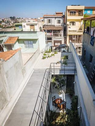 Así se ve la terraza y el patio interno de la casa, desde arriba