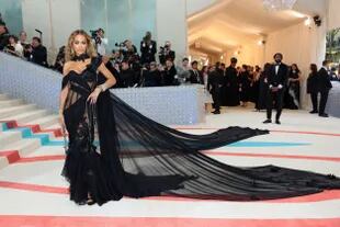 Rita Ora, con un vestido negro con cortes asimétricos y transparencias