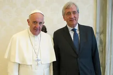 El exfuncionario del Papa que le declaró la guerra al Vaticano y le exige 10 millones de euros