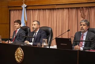 Los jueces del tribunal que condenó a Cristina Kirchner: Andrés Basso, Jorge Gorini y Rodrigo Giménez Uriburu. Los teléfonos de Basso y Giménez Uriburu fueron hackeados