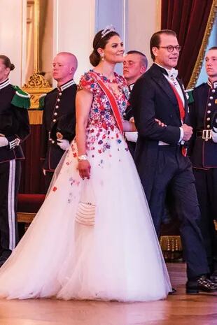 Los príncipes Victoria y Daniel de Suecia. La heredera del trono sueco llevó un diseño de Frida Jonsvens y la tiara Lauren.
