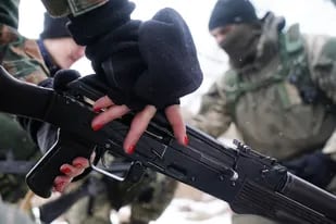 14-02-2022 A female trainee soldier, wearing red nail polish, from the civilian volunteer of the Obukhiv Civilian Protection force learns how to handle an automatic weapon. Men and women in Ukraine feel an obligation to learn the skills required to be able to defend the country in case of a large-scale invasion. POLITICA Bryan Smith