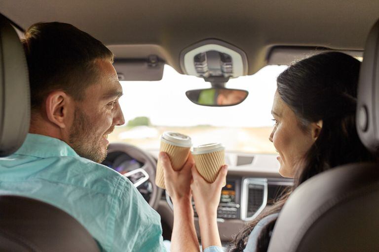 Un café en el auto los llevó a descubrir algo más que un romance pasajero