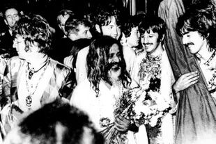 Influenciados por Pattie Boyd, la esposa de George, los Beatles comenzaron su relación con la India y con lo espiritual. Concurren a una serie de conferencias dictadas por el Maharishi Mahesh Yoghi en Gales, y posteriormente viajan a pasar un tiempo en la India con el gurú