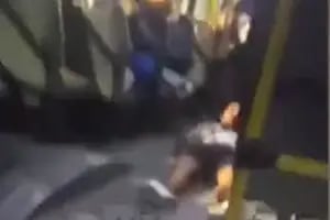 Qué dijo la víctima y cómo reaccionaron otros pasajeros del colectivo luego de que noquearan al agresor
