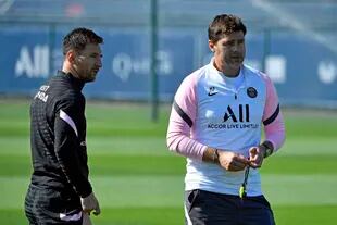 Lionel Messi y Mauricio Pochettino, durante una práctica del PSG; el club parisino decidió cambiar de entrenador y despidió al DT argentino un año antes de que terminara su contrato