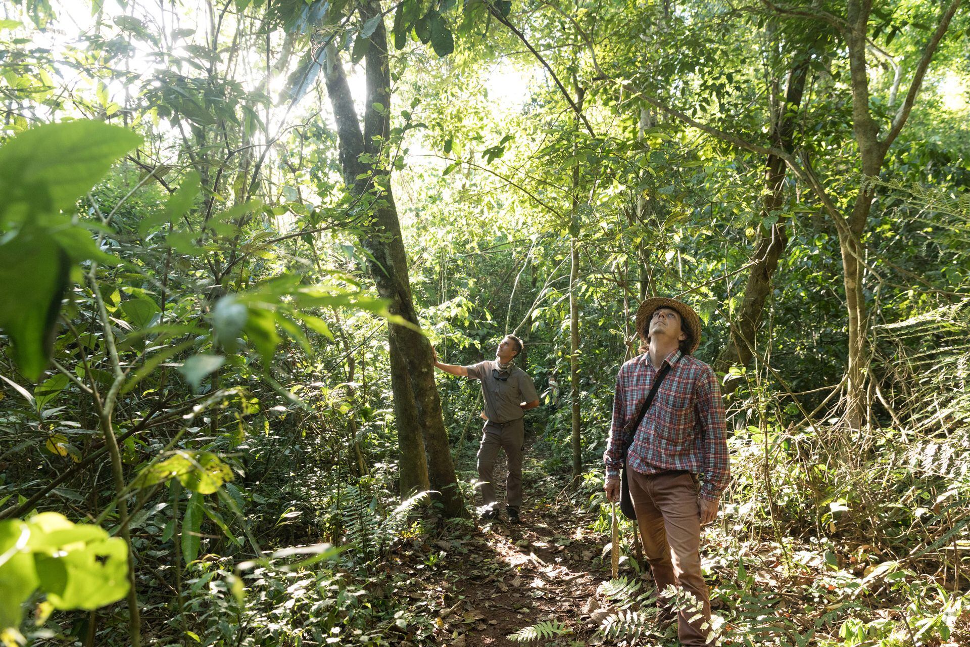 Eduardo Lestani, que es biólogo, guía las caminatas en La Lorenza. Rodolfo Vargas es guía en el Parque Nacional Iguazú.