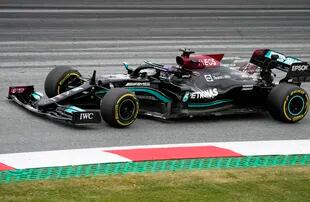 Lewis Hamilton quedó al frente en los entrenamientos del viernes del Gran Premio de Austria de Fórmula 1; el inglés intentará poner a su Mercedes al tope en la prueba de clasificación del sábado para largar primero en Spielberg.