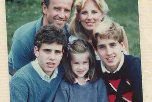 Joe Biden, junto a su esposa, Jill, y sus hijos, el difunto Beau, Hunter y Ashley