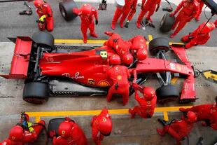 Los mecánicos de Ferrari intentan recuperar el anclaje de los cinturones de seguridad de Charles Leclerc, después que el monegasco se desatara cuando no se encendía el motor, tras realizar un trompo en la vuelta 37 del Gran Premio de España 