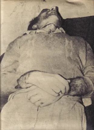 El cuerpo del mayor Argentino del Valle Larrabure presentaba lesiones en el cuello cuando fue hallado.