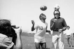 Entender el negocio, de eso se trataba... y la NASL apostó por personalidades como Pelé, que no dudaba en cambiar de pelota para hacer un "cabezas" con Joe Namath, figura del futbol americano.
