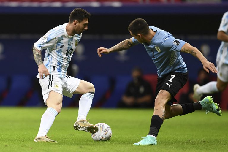 Messi engancha ante Giménez, durante el Argentina-Uruguay de la Copa América