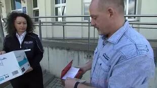 Thomas Heller junto a la vocera de la Policía, Astrid Kuchta
