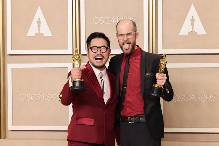 Daniel Kwan y Daniel Scheinert, conocidos colectivamente como los Daniels, ganaron el Oscar a la mejor dirección (FOTO: RODIN ECKENROTH/GETTY IMAGE)