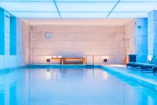 La piscina de Ahín Welness Spa, en el Hyatt Palacio Duhau, está iluminada con efectos cromoterapéuticos.