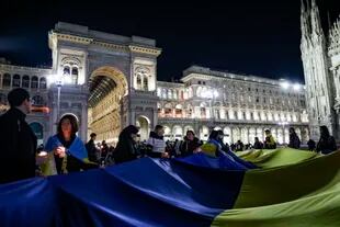 Manifestantes contra la invasión rusa en Ucrania en la Piazza Duomo en Milán, Italia