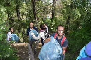 Un grupo de voluntarios trabajando durante una jornada de limpieza