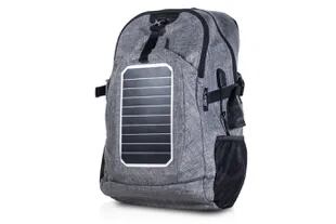 Regalo tech del día del niño | Mochila que carga. La Exo Energy es una mochila convencional que además posee paneles solares que permiten cargar los dispositivos móviles de los usuarios ($3699).