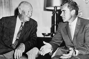 El 19 de octubre de 1960, bajo la presidencia de Eisenhower, Estados Unidos impuso un embargo a las exportaciones a Cuba, excepto alimentos y medicinas, después de que Cuba nacionalizara las refinerías de petróleo cubanas de propiedad estadounidense.