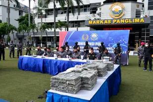 En esta imagen publicada por la marina indonesia, personal de la Marina muestra fardos con 179 kilogramos (casi 400 libras) de cocaína por valor de 1,2 billones de rupias (82,6 millones de dólares) en una conferencia de prensa en la sede de la Flota Occidental en Yakarta, Indonesia, el lunes 9 de mayo de 2022. (Marina indonesia via AP)