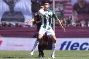 Juan Cruz, centrodelantero de Banfield, aguanta la pelota ante la marca de Pérez