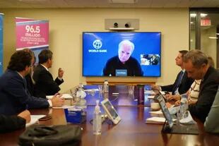 Sergio Massa durante la reunión con el presidente del Banco Mundial, Axel van Trotsenburg, que participó en forma virtual
(Foto: World Bank)