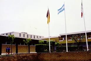 Trigoria, el predio de Roma, fue la concentración argentina en Italia 1990; en la entrada, la bandera argentina que luego iba a aparecer destrozada