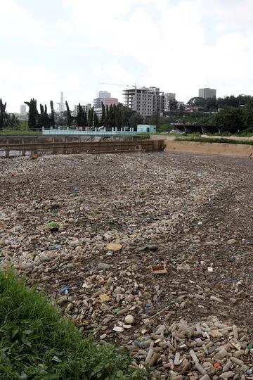 Miles de desechos se acumulan en un desagüe en Abidjan, en Costa de Marfil, y el empresario informático francés Eric Becker sabe muy bien qué hacer con esa basura