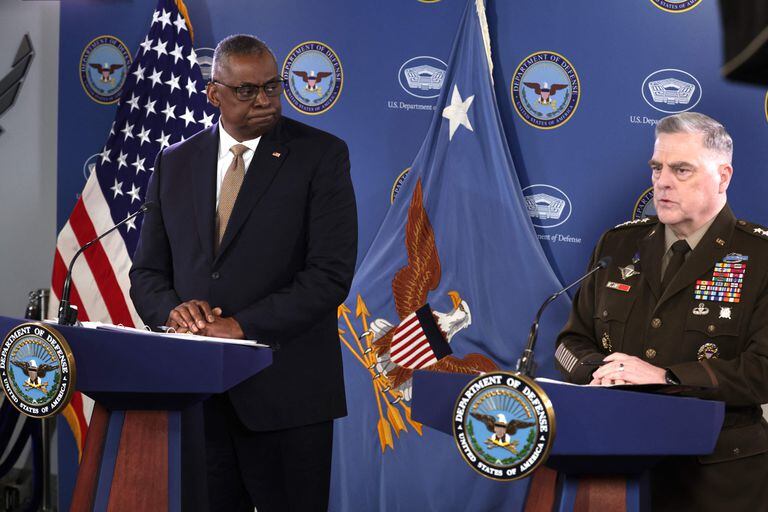 El secretario de Defensa, Lloyd Austin, junto al general Mark Milley durante la conferencia de prensa en la que hablaron sobre el incidente