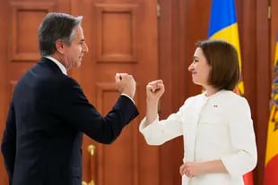 El Secretario de Estado de Estados Unidos, Antony Blinken y la Presidenta de Moldavia, Maia Sandu, se saludan al llegar a una conferencia de prensa conjunta tras sus conversaciones en Chisinau, Moldavia, el domingo 6 de marzo de 2022. 