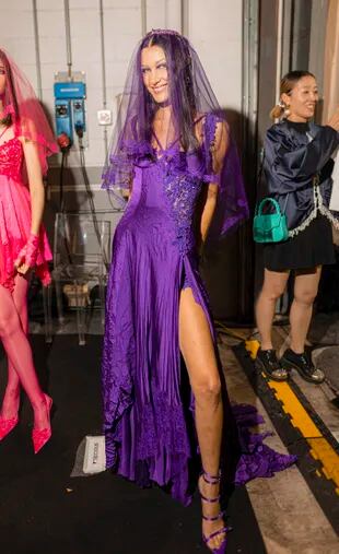 Bella Hadid durante el backstage del desfile de moda "Versace prêt-à-porter Primavera-Verano 2023", en la Semana de la Moda de Milán 