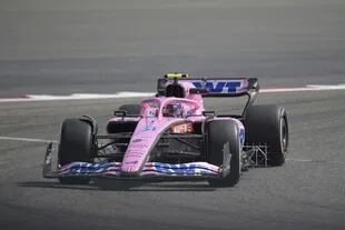 El Alpine de color rosa del francés Esteban Ocon, líder en los ensayos de este viernes en Bahréin