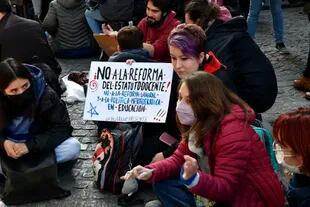 Gremios docentes se movilizaron la semana pasada (foto) hacia la Legislatura porteña en rechazo a la reforma del Estatuto Docente y hoy volvieron a protestar