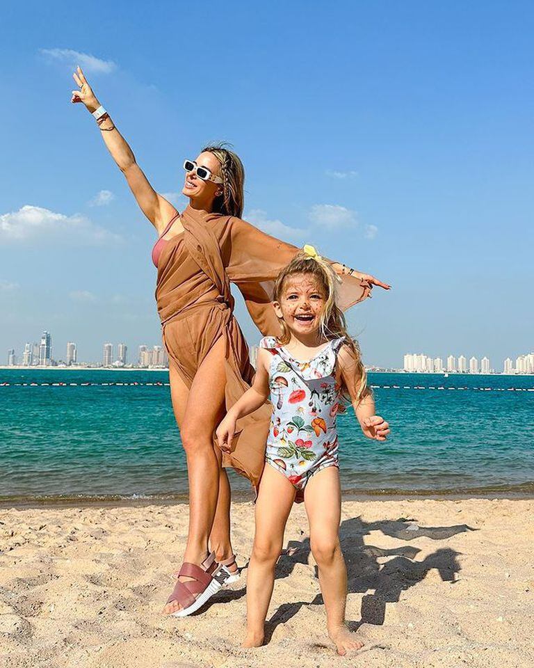 Jesica Cirio junto a su hija Chloe en Qatar (Fuente: Instagram/@jesicacirio)