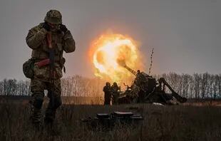 Soldados ucranianos disparan un sistema de artillería Pion contra posiciones rusas cerca de Bakhmut, en la región de Donetsk, Ucrania. (AP Foto/LIBKOS)