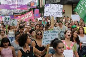Las niñas, protagonistas de la marcha contra la violencia y a favor del aborto