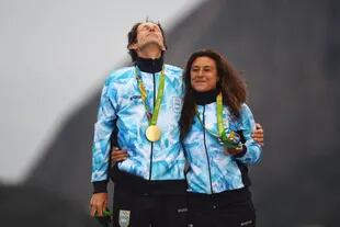 Un momento único para Santiago Lange y Cecilia Carranza Saroli: con la medalla dorada en Río 2016